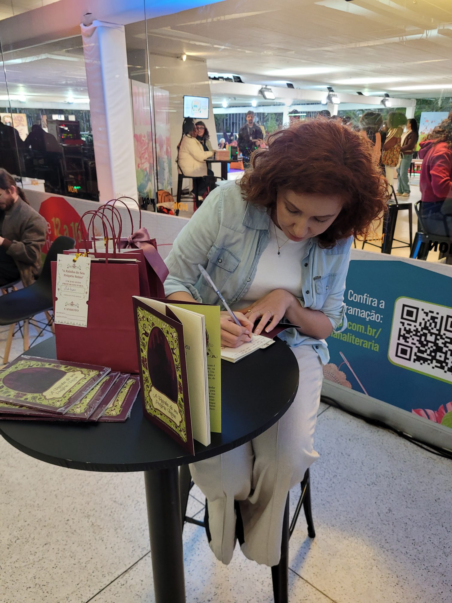Dayana Barrussi autografando o livro