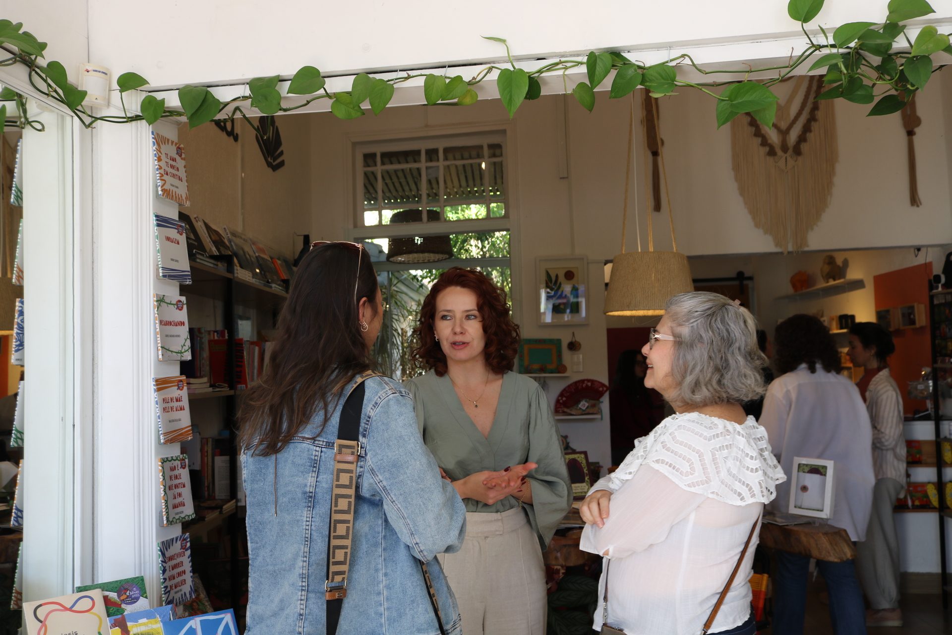Dayana Barrussi conversando com leitoras na livraria