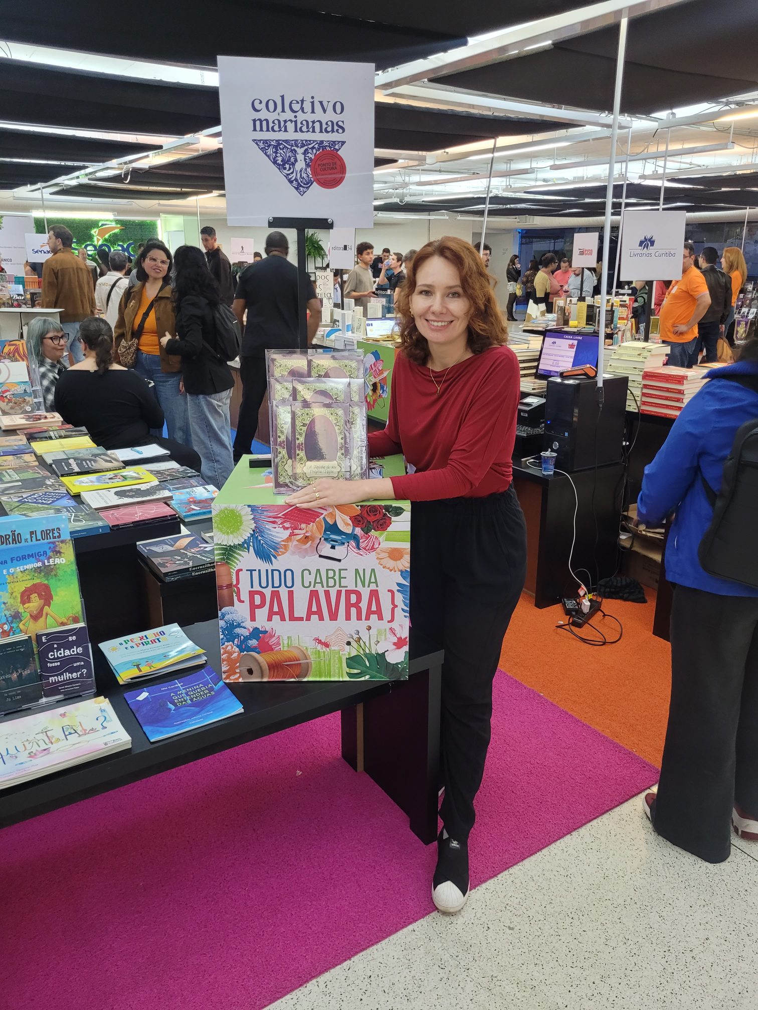 Dayana Barrussi no estande do Coletivo Marianas em feira literária